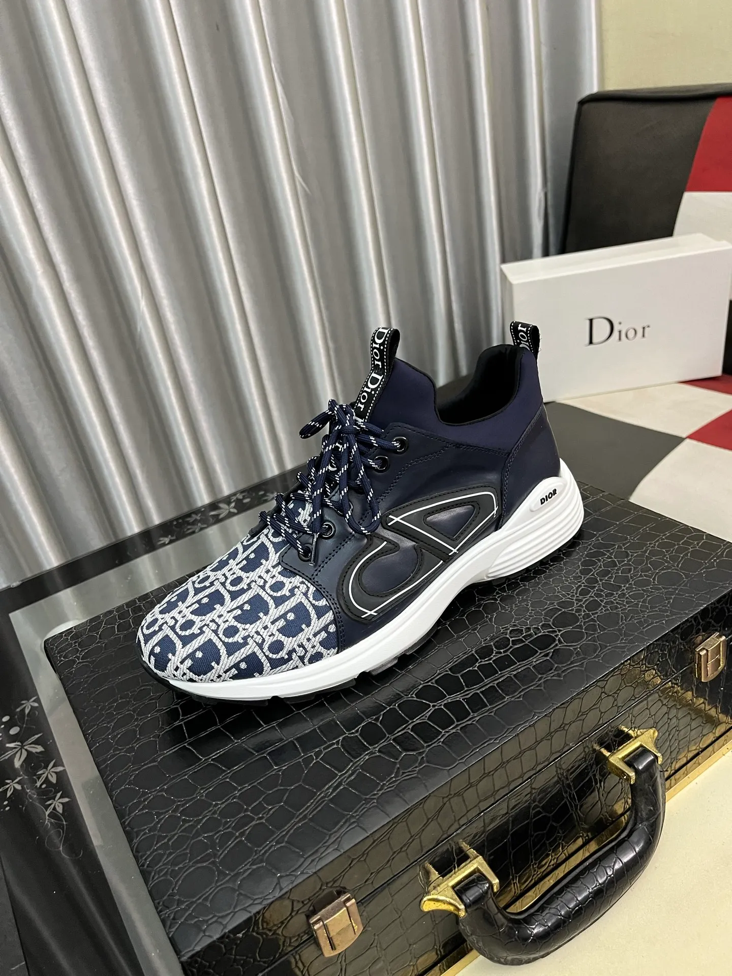 Men's clothing and shoes 💰458⌚️⌚️ Dior's casual and sporty style is combined with the elements of dad bag-soled shoes. It has successfully broken through the dad shoe style that has been on the streets in recent years and has become a beautiful landscape in luxury goods. The fabric is high mercerized with breathable mesh. The mesh on both sides of the shoe is made of three layers of composite technology. The bottom process uses package molding fabrics: imported high mercerized 🐂 cowhide stitching with original customized D-shaped mesh code number: 38-445️⃣Colors available